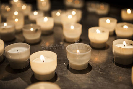 在教堂的特写镜头里点蜡烛。