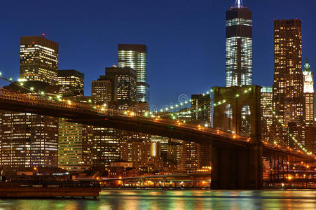 布鲁克林大桥与曼哈顿下城天际线在夜间