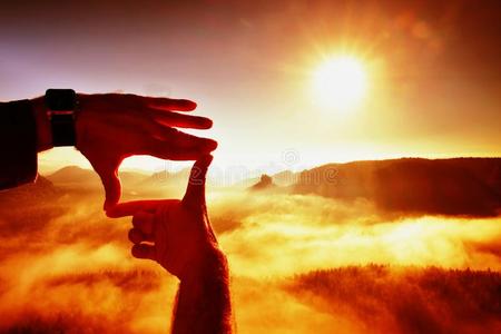 蓝色迷蒙的山谷,咆哮的岩石峰.