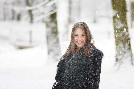 雪地里的女人