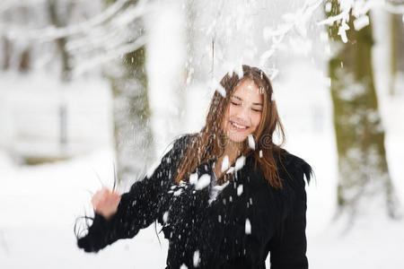 雪地里的女人