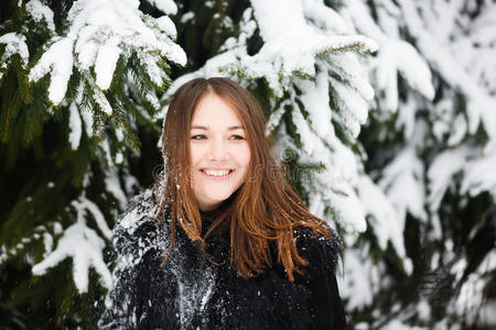 雪地里的女人