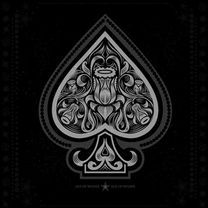 里面有花图案的黑桃王牌. 白色的黑色照片