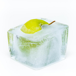 苹果冰块绿色的苹果冻在冰块里照片