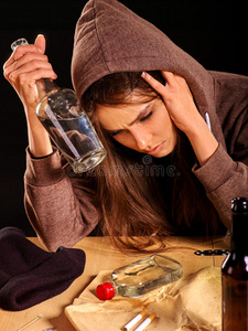 喝醉了的女孩拿着一瓶伏特加照片
