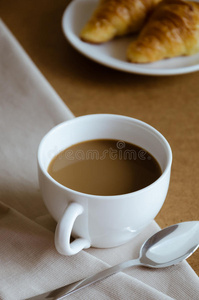 早餐喝咖啡和牛角面包。