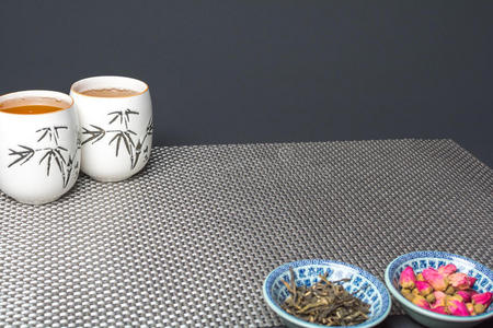 玻璃杯中的花茶排列在一张桌子上