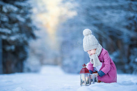 可爱的小女孩用手电筒冷冻