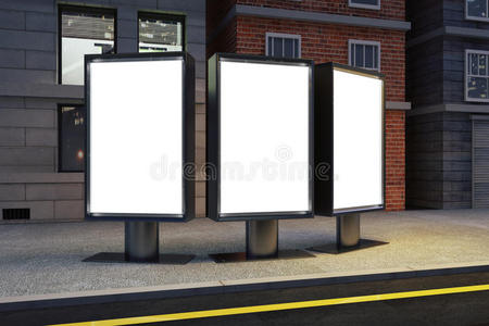 傍晚城市街道上的空白白色广告牌