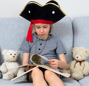 学习 狂欢节 海盗 想象 女孩 小孩 海盗船 帽子 童年