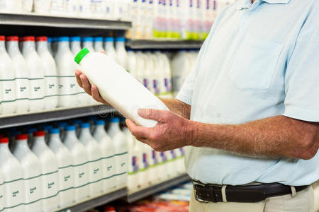 杂货店 牛奶 食物 市场 检查 活动 在室内 消费主义 购买