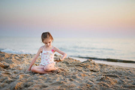 可爱的小女孩玩沙子很开心