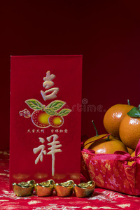 在红色背景中国新年装饰品，