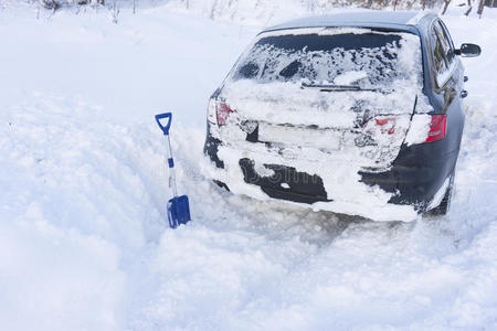 汽车陷在雪地里