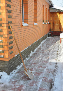 用雪铲清除暴风雪后的道路。