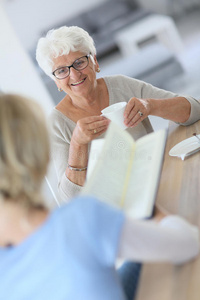 帮手 阅读 医疗保健 疾病 养老金领取者 老年人 帮助 年代
