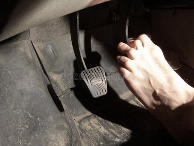 赤脚踩在刹车踏板上拉车锁刹车踏板油门和刹车踏板脚踏踏板,油门踏板