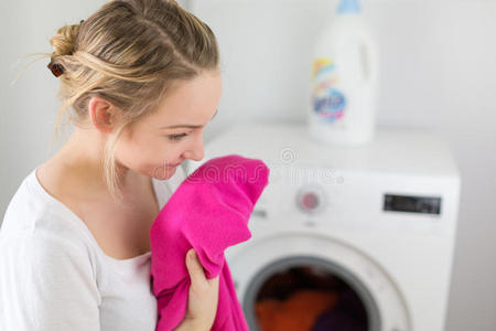 家务年轻女子洗衣服