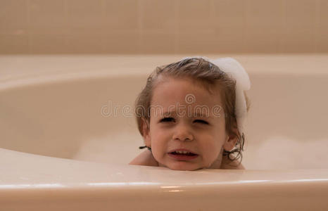 孩子在泡泡浴里