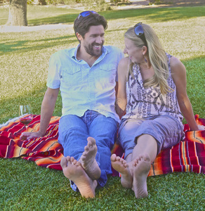 一对相爱的夫妇在公园野餐快乐的一家人秋游野餐露营老年夫妻春游野餐