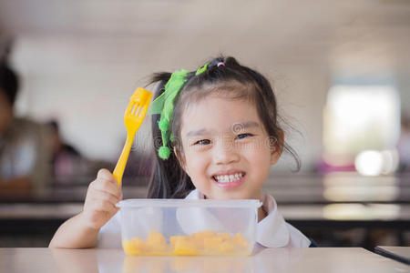 孩子吃水果，很多新鲜水果在前面的桌子上，就像放学后一样