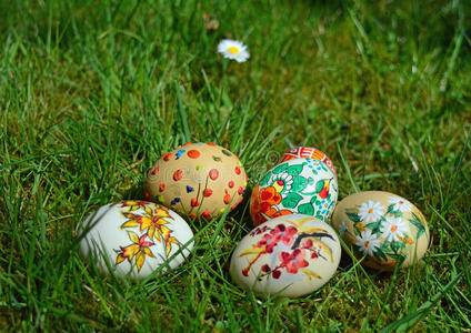 绿色草地上五颜六色的复活节彩蛋