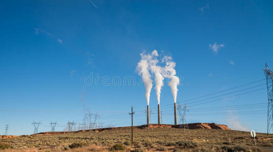 煤炭发电厂在沙漠中运行