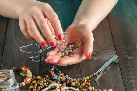 刺绣 特写镜头 过程 人类 彩虹 珠子 美丽的 玻璃 手指