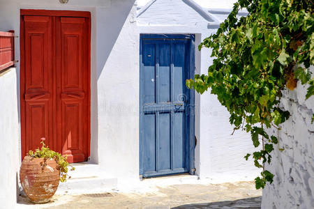 彩色门在白色地中海街道，阿莫尔戈斯，希腊