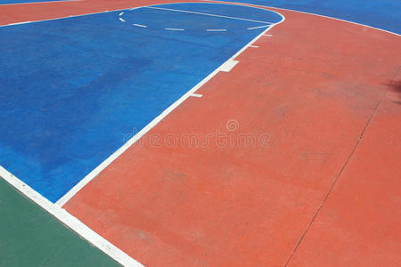 室外球场上五颜六色的篮球队