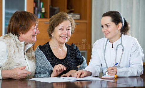 女性治疗师咨询临床老年患者
