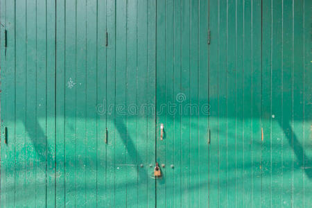 经典的木制绿色门