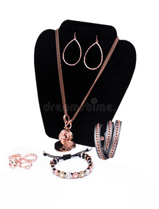 铜项链，耳环，手镯和戒指