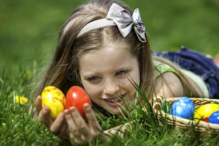 孩子们在户外寻找复活节彩蛋