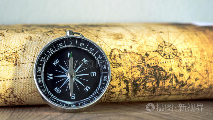 复古地图上的近距离指南针