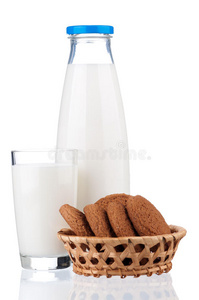 一瓶牛奶和一杯饼干