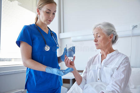 医学 诊所 医生 医院 工作 护士 老年人 在室内 病人