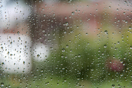 雨点落在玻璃上