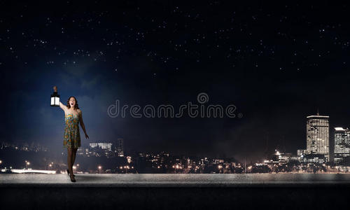 在黑夜中迷失迷失的女人迷失的狗丢单浅褐色皮肤的女孩穿着时髦的配饰