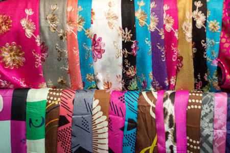 五颜六色的龙纹丝绸围巾有花饰