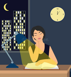 女孩在桌子上的台灯下看书. 在夜晚的城市背景下照片