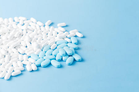 蓝白药片抗生素丸。