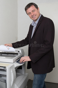 商人在复印机上保存纸张