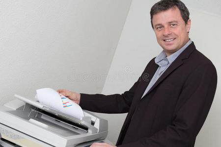 商业 纸张 复制 影印机 微笑 男人 影印 传真 工作场所