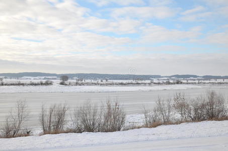 波兰维斯图拉河上美丽的冬季景观
