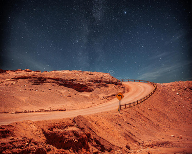 夜间道路