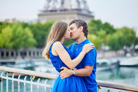 巴黎漂亮的年轻情侣