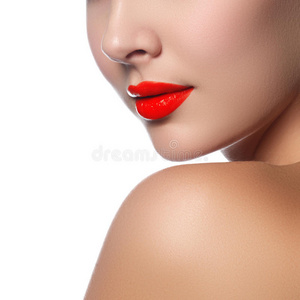 特写镜头的女人嘴唇与光泽的红色口红