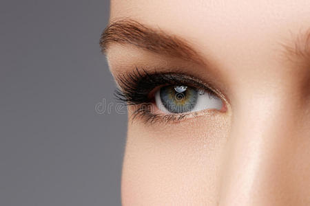 超长睫毛女性美丽眼睛的微距拍摄照片