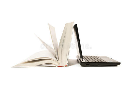 书本笔记本打开书本和笔记本电脑照片